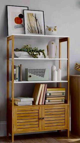Mueble de bambú con estantes y puertas