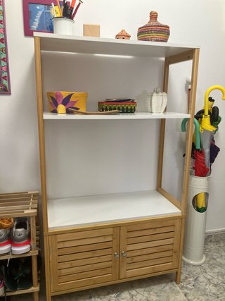 Mueble de bambú con estantes y puertas