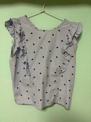 Camisa de verano con volantes y corazones