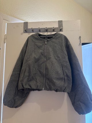 Chaqueta Zara, cazadora bomber soft gris