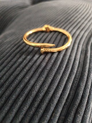 Pulsera dorada estilo clavo
