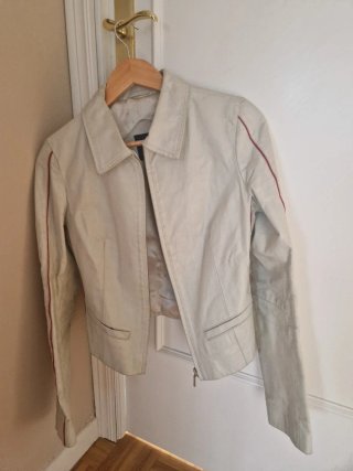 Cazadora de piel blanca con detalles en rojo