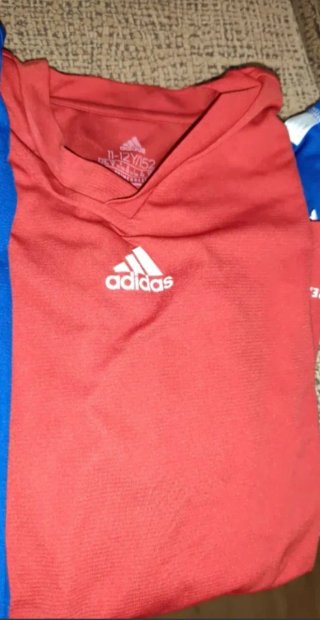 Camiseta térmica adidas roja y azul