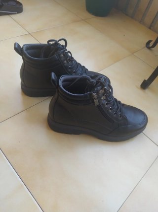 Botines negros con cordones y cremallera