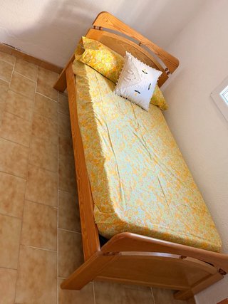 2 Cama Individual de Madera y 1 mesita de noche