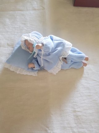 Muñeco de porcelana bebé azul