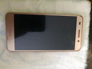 Teléfono Huawei Dorado y Negro creo que esun honor