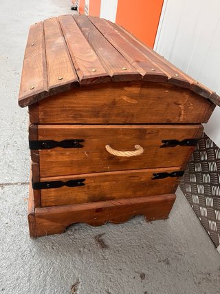 Baule in pino verniciato con accessori