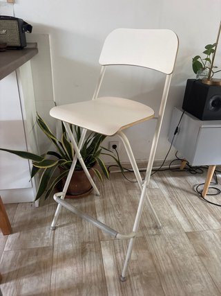 Taburete alto plegable blanco