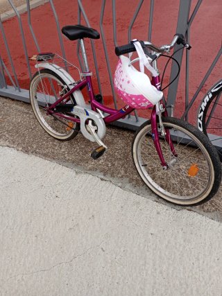 Bicicleta infantil morada con casco