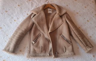 Abrigo de borreguito beige Zara
