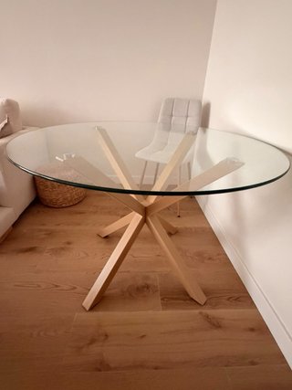 Mesa de comedor redonda con base de metal en aspa