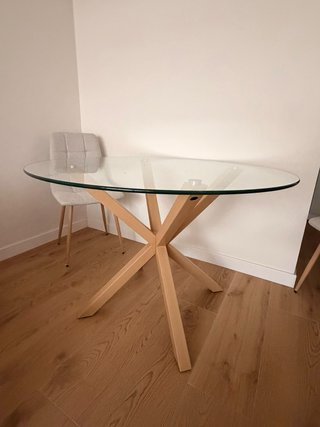 Mesa de comedor redonda con base de metal en aspa