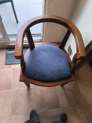 Silla de madera con asiento azul.
