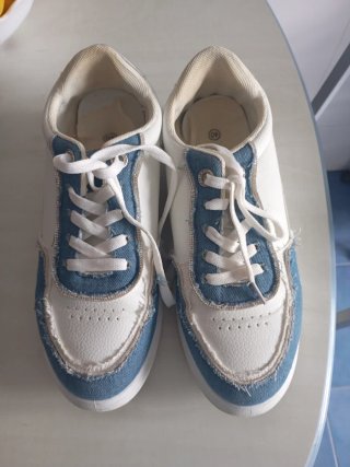 Tenis blancos y azules talla 40
