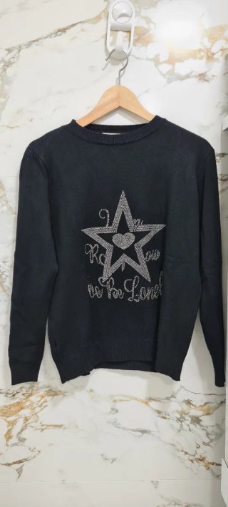 Jersey de punto negro con estrella