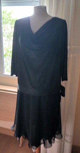 Falda capa y blusa negra