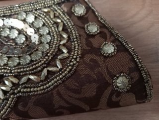 Bolso de fiesta con pedrería marrón