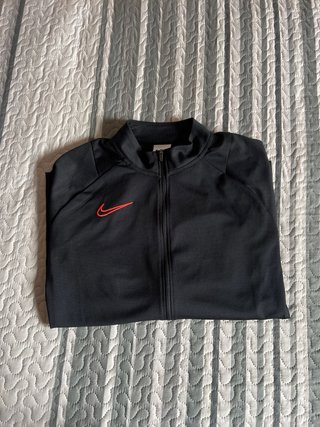 Chaqueta Nike Negra Cremallera Roja