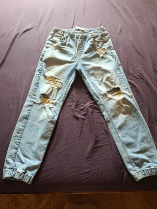 Pantalón vaquero azul con rotos