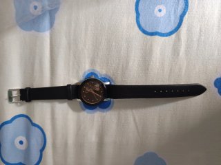 Reloj de pulsera dorado y negro