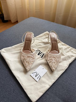 Sandalias Zara tacón beige bordadas