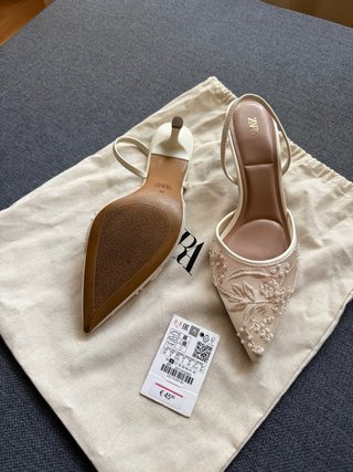Sandalias Zara tacón beige bordadas