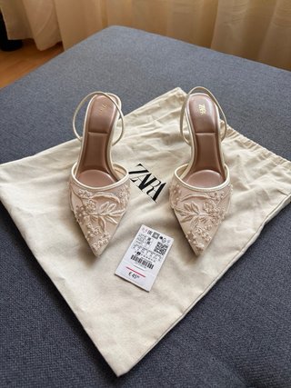 Sandalias Zara tacón beige bordadas