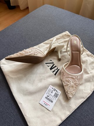Sandalias Zara tacón beige bordadas