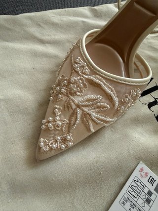 Sandalias Zara tacón beige bordadas