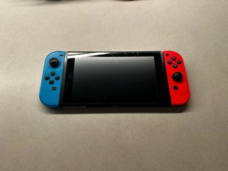 Nintendo Switch + Funda + Mando