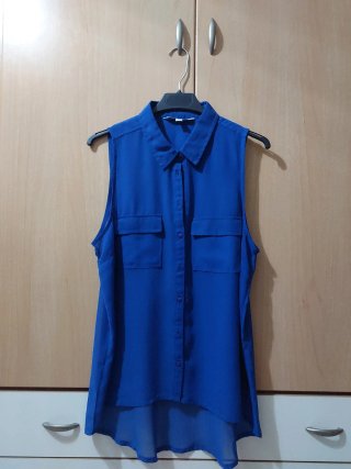 BLUSA AZUL SIN MANGAS