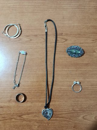 Conjunto de bisutería: collar, anillo, pulsera.