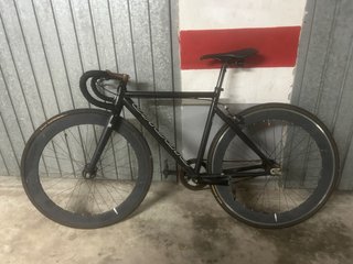 Bicicletta a pignone fisso nera
