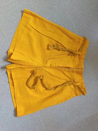 Pantalón corto mostaza