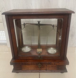 Báscula antigua de farmacia de madera y cristal