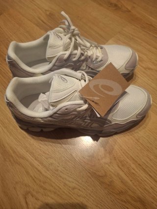 Zapatillas Asics grises y blancas