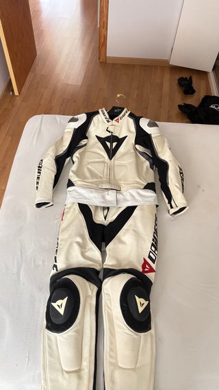 Mono de circuito Dainese, talla 54, dos piezas