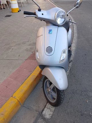Scooter Vespa Plateada