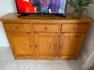 Credenza, scarpiera, sedia, aspirapolvere