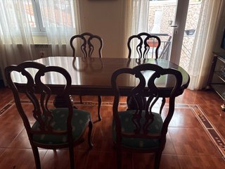 Mesa de salón de madera con sillas tapizadas