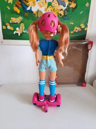 Nancy con patín eléctrico rosa