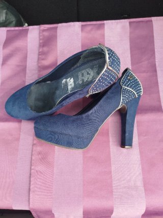 Zapatos de tacón azul con detalle
