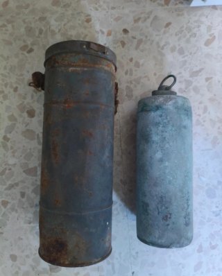 2 Antiguos objetos metálicos