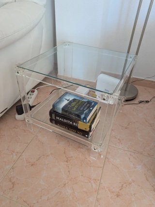 Mesa auxiliar acrílico y cristal