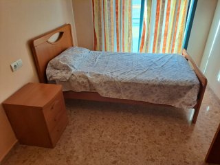 Dormitorio Completo: Cama y Mesita
