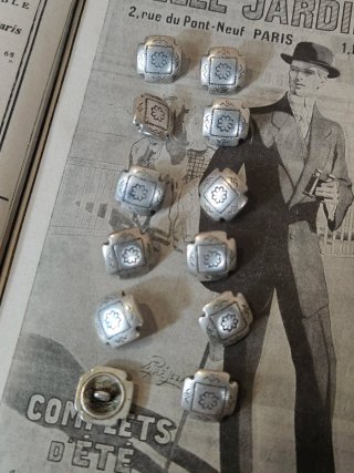 12 Botones antiguos metal