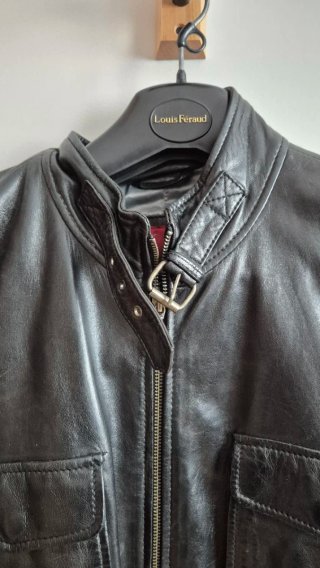 Cazadora de piel negra