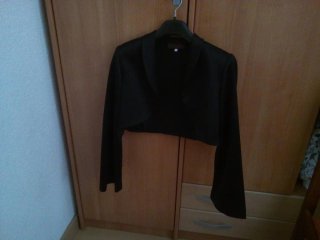 Vestido negro fiesta bordado con torera negra