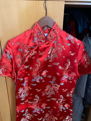 Vestido chino rojo con dragones dorados